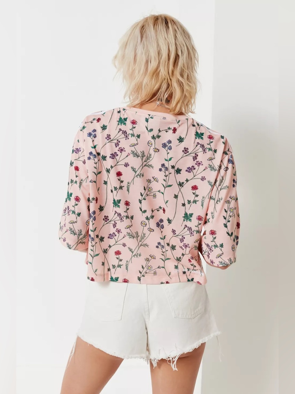 Urban Outfitters Adidas Originals Floral Cropped Tee Size Medium - Picture 4 of 12